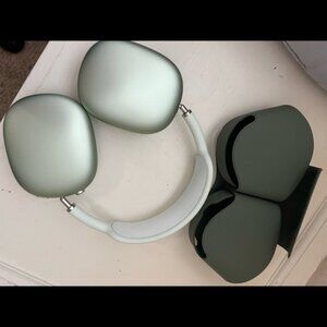 Green Airpods Max with smart case